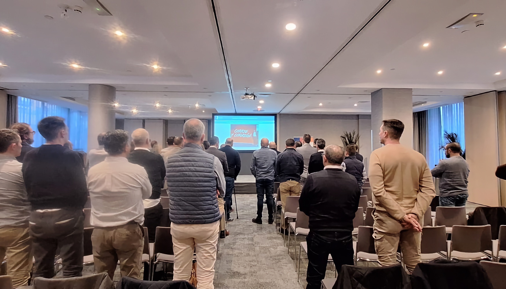 Minuto de silencio en recuerdo de Jos Manuel Pay durante la Asamblea General Extraordinaria de Anapat