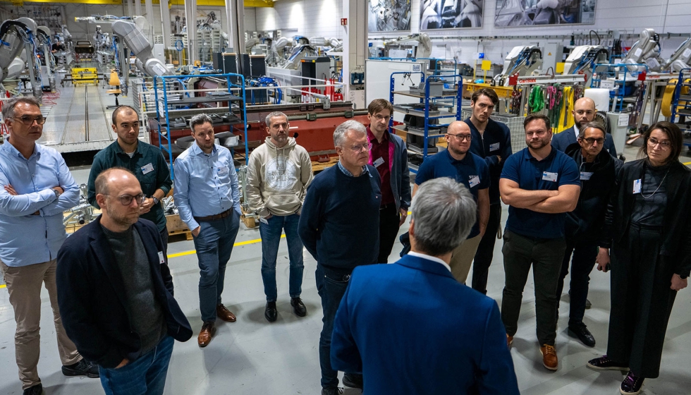 Los participantes en la reunin del consorcio asistieron a una presentacin exclusiva sobre el montaje de robots en Drr Systems...