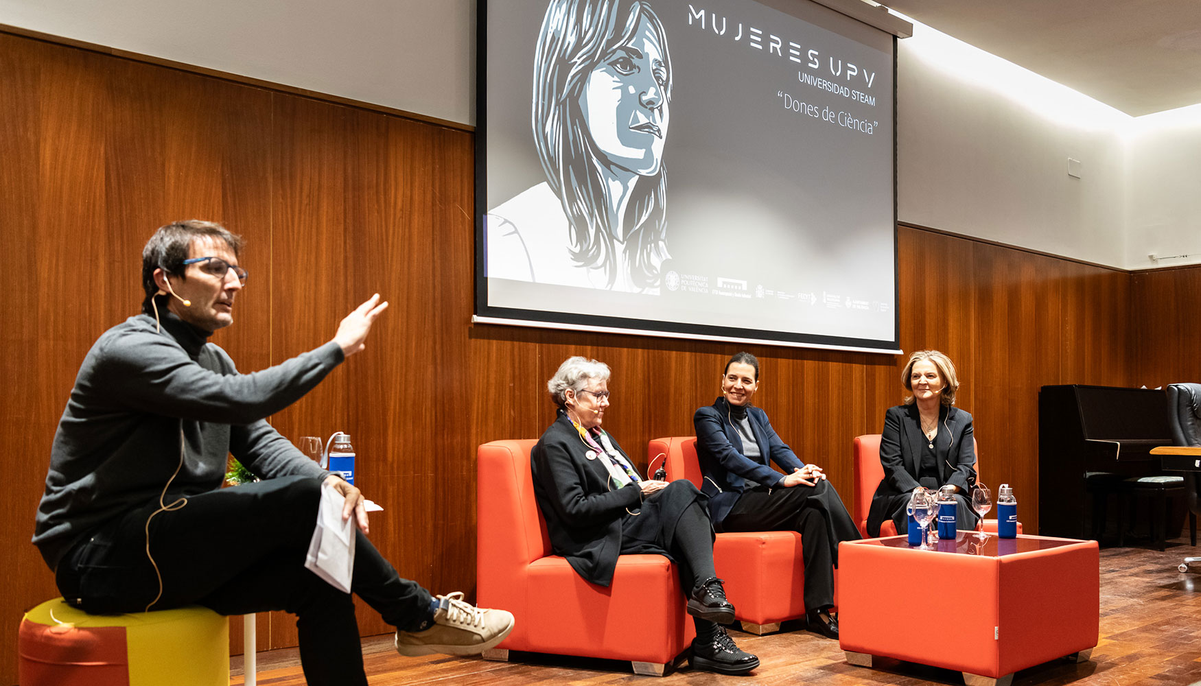 Mesa redonda Dones de Cincia, en la que participaron, adems de Concha Monje, la catedrtica y profesora emrita de la UPV, Pilar Roig...