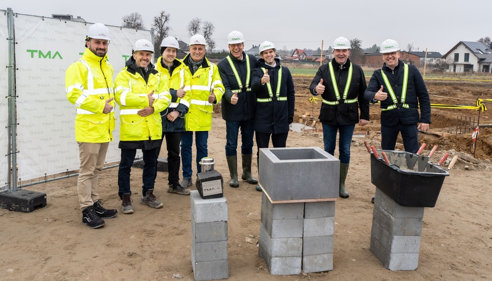 El equipo de TMA y Engel en la ceremonia de colocaci�n de la primera piedra del nuevo edificio en Gdansk (Foto: Tma Automation)...