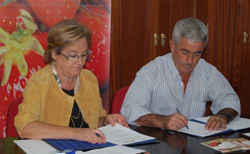 Petronila Guerrero y Alberto Garrocha firmando el convenio para poner en marcha Simag