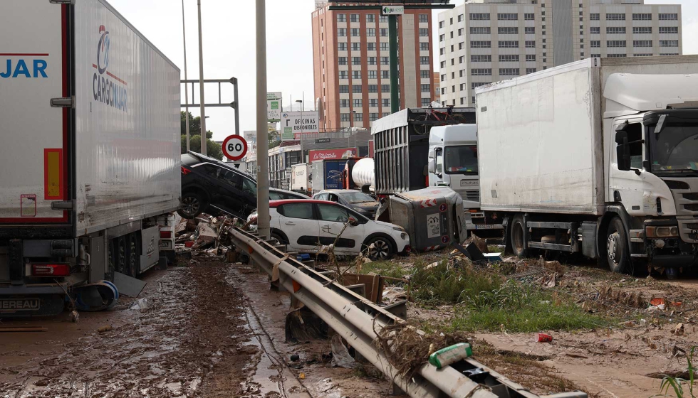 El efecto resultante de la tormenta DANA. Automviles y otros vehculos apilados volcados como efectos de las inundaciones torrenciales...