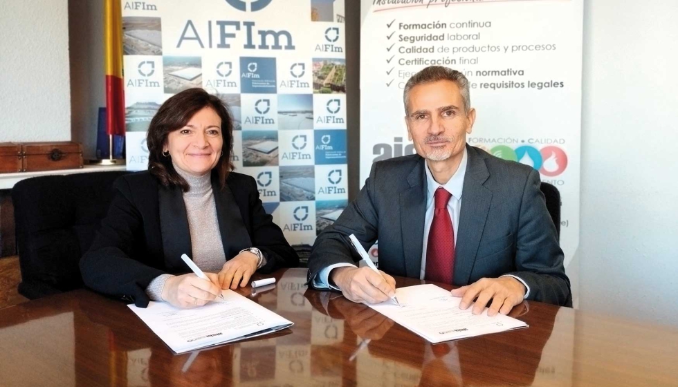 Blanca Gutirrez, directora de de AIFIm, y lvaro Pimentel, secretario general de Aisla, durante la firma de