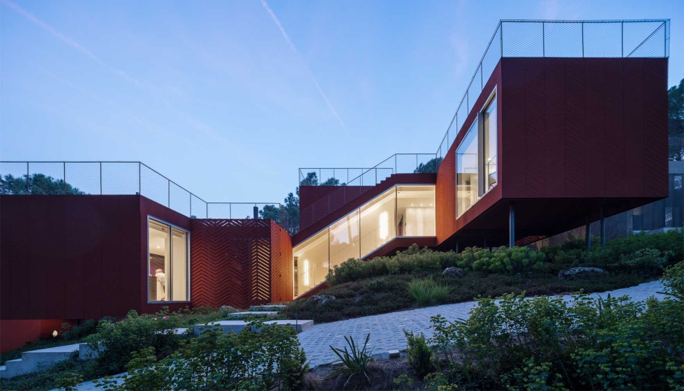 Casa en Rojo, obra de estudio_entresitio, con sistemas de Technal. Foto: Montse Zamorano