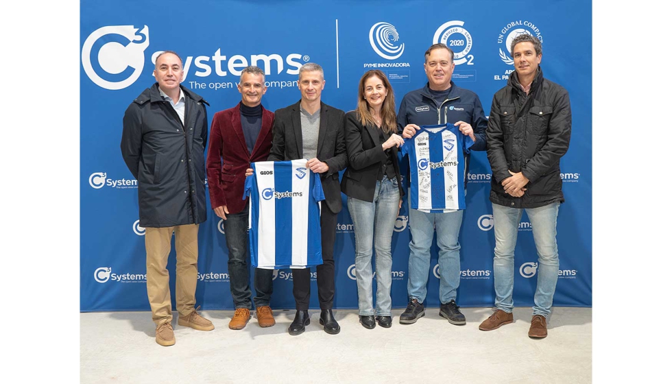 CEOs de C3 Systems y dirigentes del Club de Futbol Femenino Atltico Sant Joan enseando la camiseta del club con el logo estampado en la camiseta...