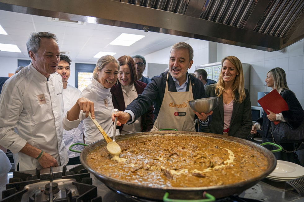 El alcalde de Barcelona, Jaume Collboni, junto a los chefs estrella Michelin Fran Lpez, Hermanos Torres, Paco Mndez, Ada Parellada...