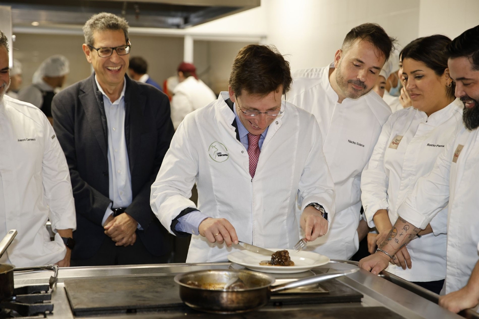 Jos Luis Martnez-Almeida, alcalde de Madrid, cocinando con los chefs Miguel ngel de la Cruz, Fernando del Cerro, Juanmi Carrasco, Fran Martnez...