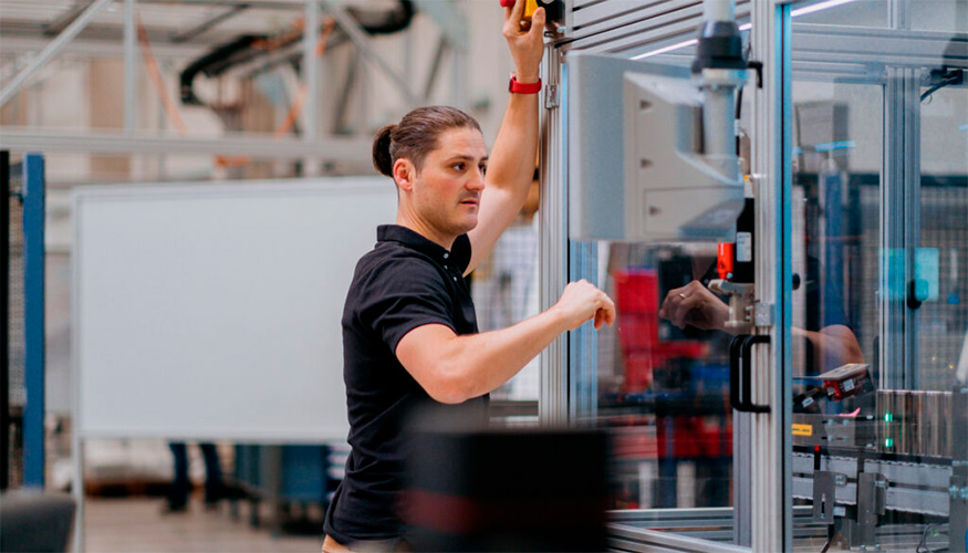 Marcus Schoenherr, ingeniero de Thyssenkrupp, trabajando en la fbrica de Chemnitz, Alemania. Foto de Anastasia Pivovarova para Microsoft...