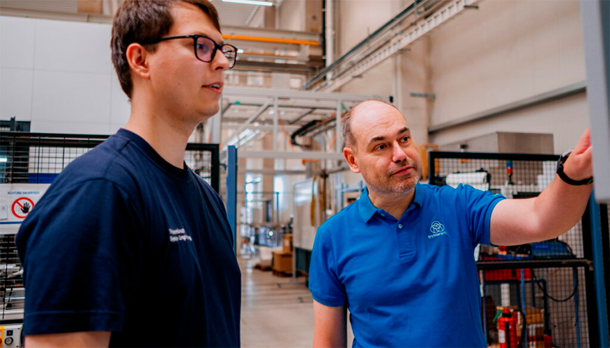 Paul Kempt, a la izquierda, programador de thyssenkrupp, con Marcel Pfeiffer, director de soluciones digitales para fbricas de la empresa...