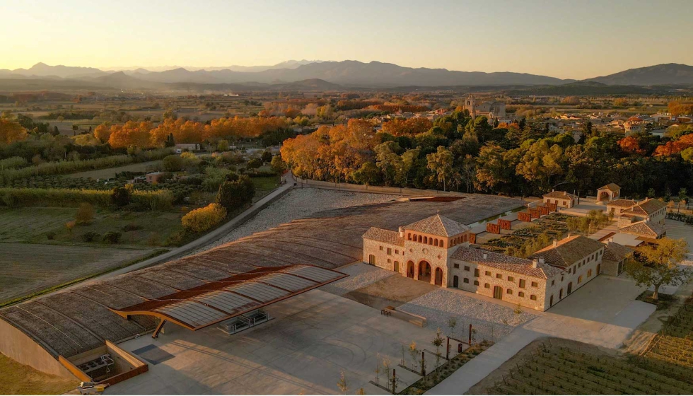 La bodega se ubica en el municipio que le da nombre: Perelada, en Girona, en la comarca del Alt Empord