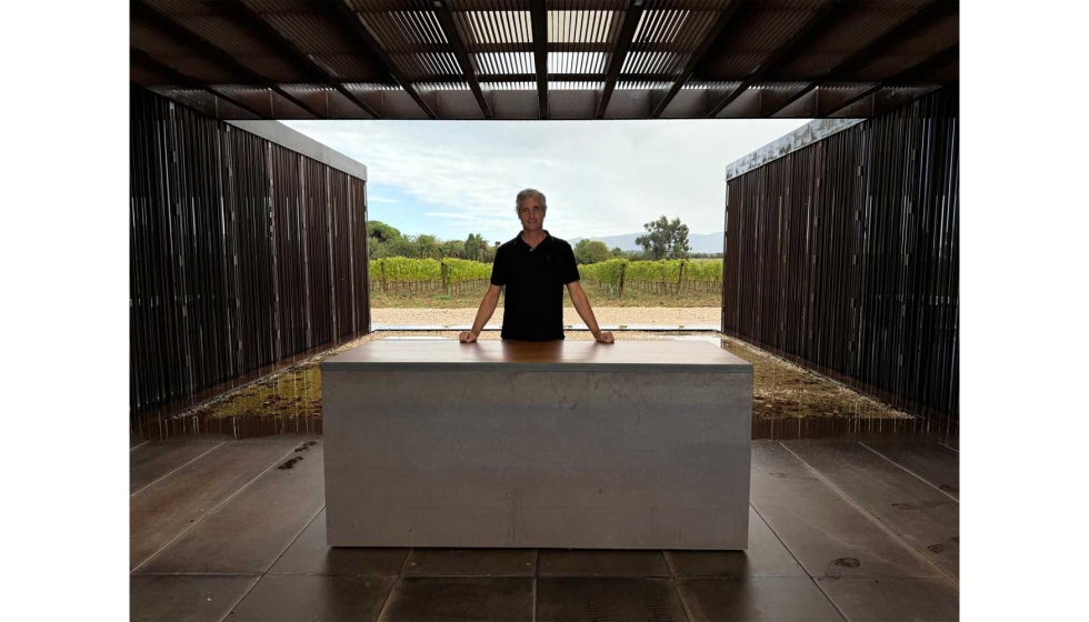 Delf Sanahuja, director de Enologa y Viticultura del grupo Perelada & Chivite, nos recibi en sus nuevas bodegas...