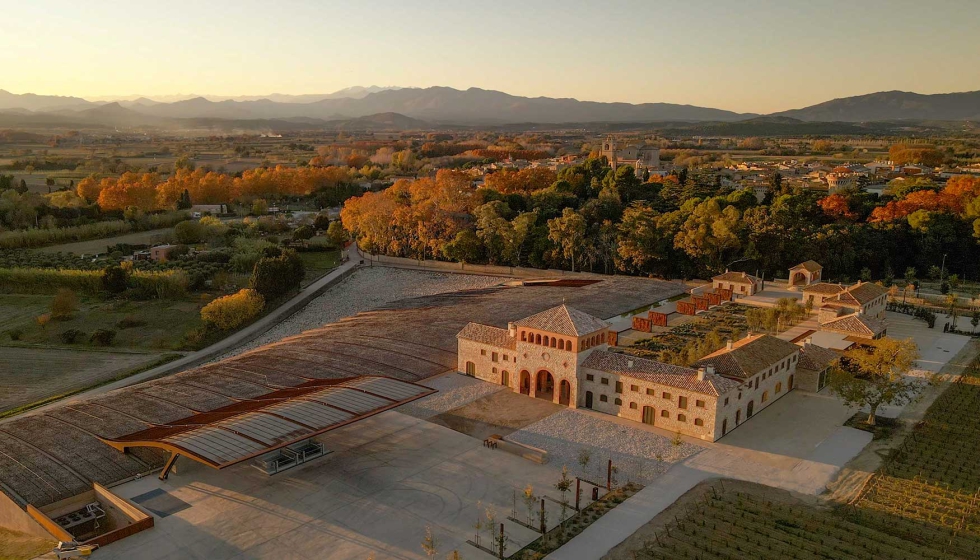 Panorámica de las nuevas Bodegas Perelada, cuyo proyecto integra la nueva zona de producción de sus aclamados vinos y cavas... Panorámica de las nuevas Bodegas Perelada, cuyo proyecto integra la nueva zona de producción de sus aclamados vinos y cavas...