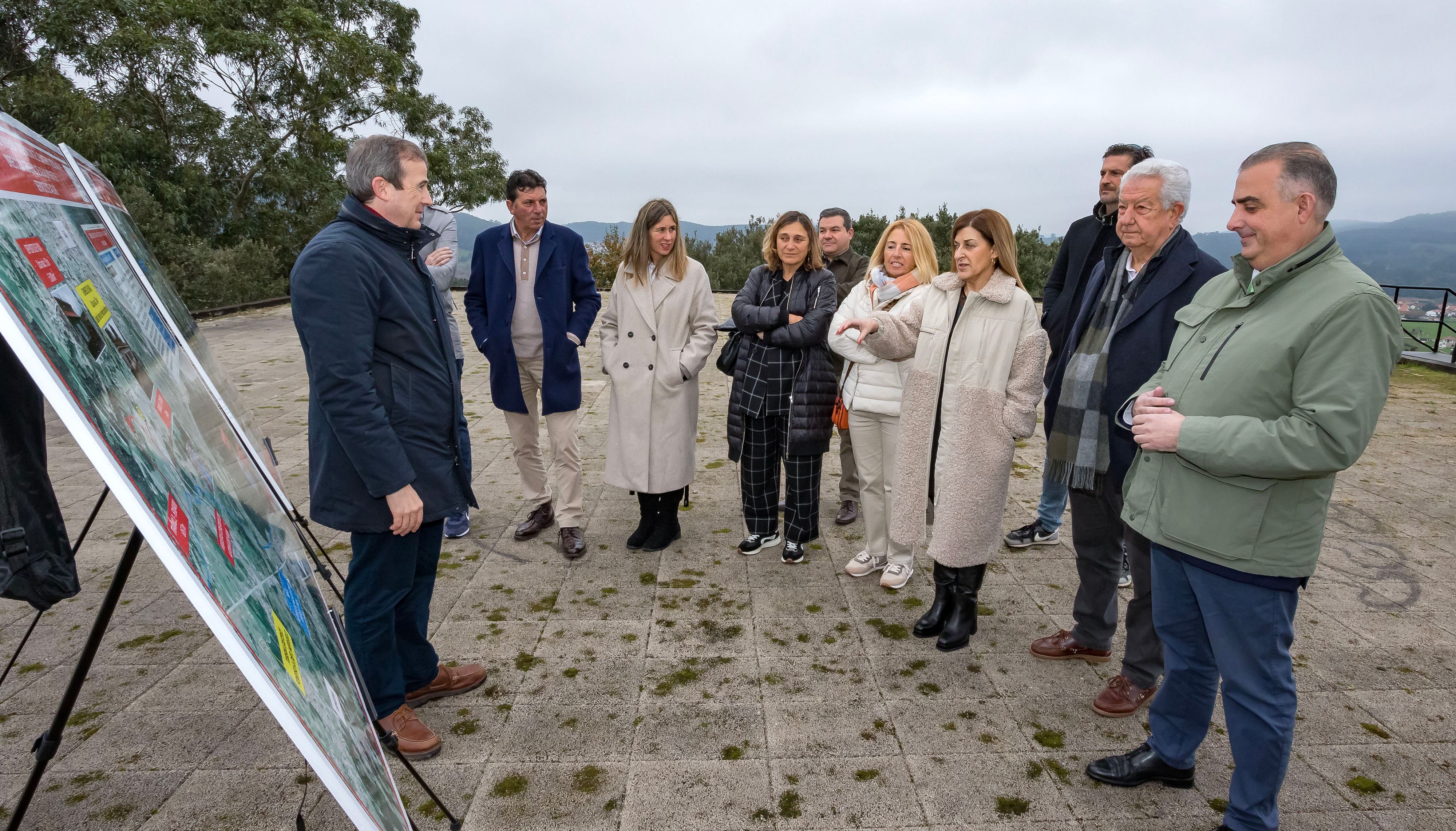 La presidenta y el consejero de Fomento durante la inauguracin de la primera actuacin del municipio de Noja...