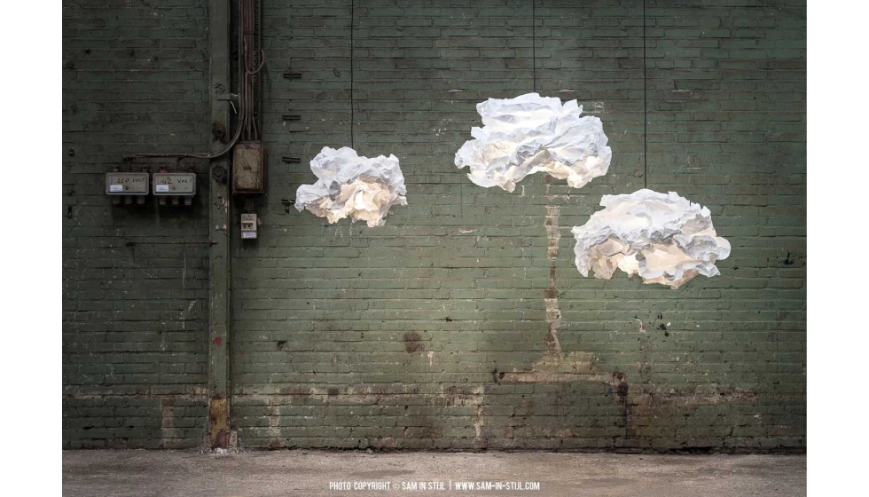 Tres lmparas Cloud Nuage colgadas del techo, que recuerdan a un cielo nublado