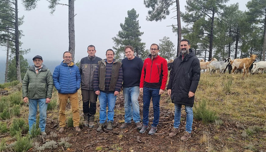 Foto de familia de la visita del viceconsejero Jos Almodvar a la zona de pastoreo de cabras de Jacinto Martnez...