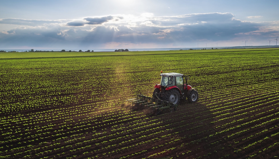 Tractor en un campo de cultivo