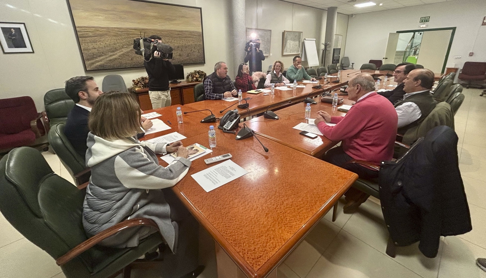 Reunin de la consejera extremea Mercedes Morn con las organizaciones agrarias y Cooperativas Agroalimentarias de Extremadura...