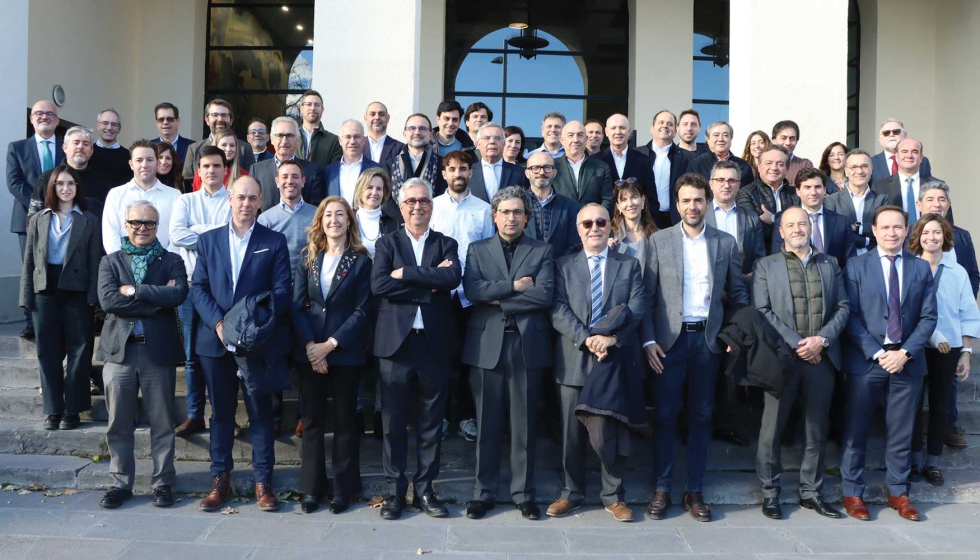 Foto de familia de los miembros que conforman el recin constituido Clster Industrial de la Construccin de Aragn. Foto: ITA...