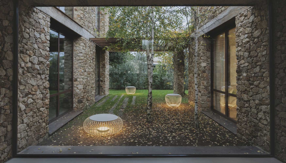 El diseo Meridiano luce de esta forma en el patio interior de una casa