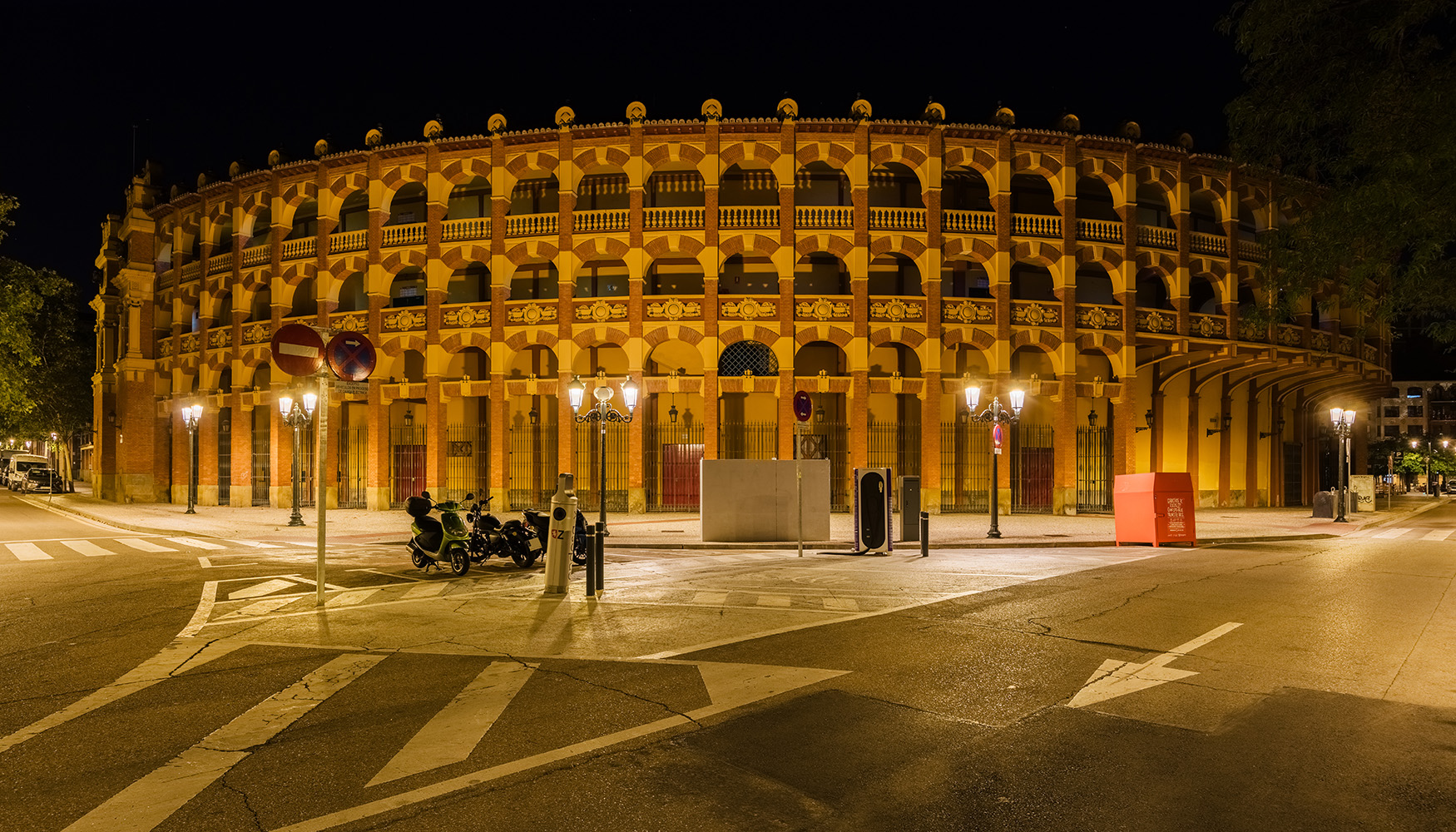 Plaza de toros iluminada con proyectores Aire Serie 5 de ATP. Fachadas monumentales realzadas con tecnologa de bajo impacto ambiental...