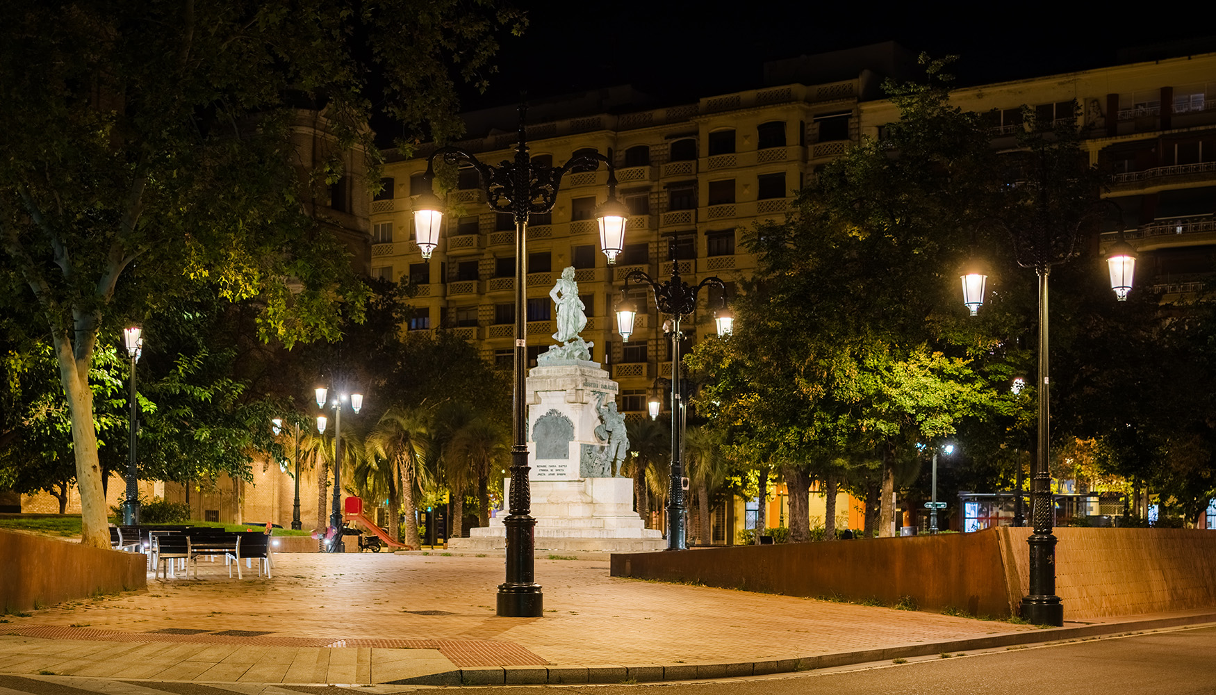 Luminarias Siglo XLA suspendidas para adaptarse a la esttica monumental de reas especficas del caso urbano