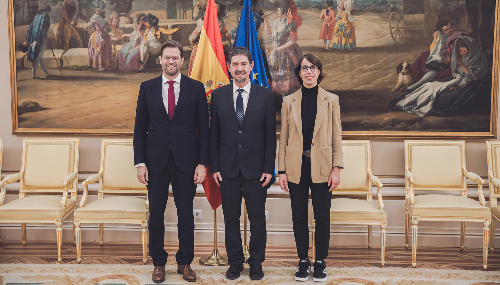 Como parte de este compromiso, entre otras acciones, se ofrecern a los jvenes de institutos, escuelas de formacin profesional...