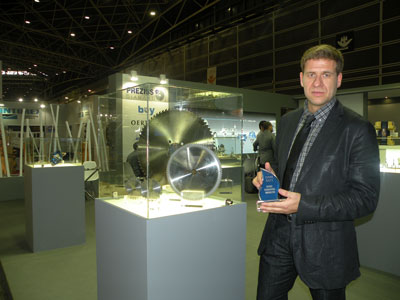 Marc Farrarons, director comercial de Preziss, sosteniendo el galardn concedido a la firma