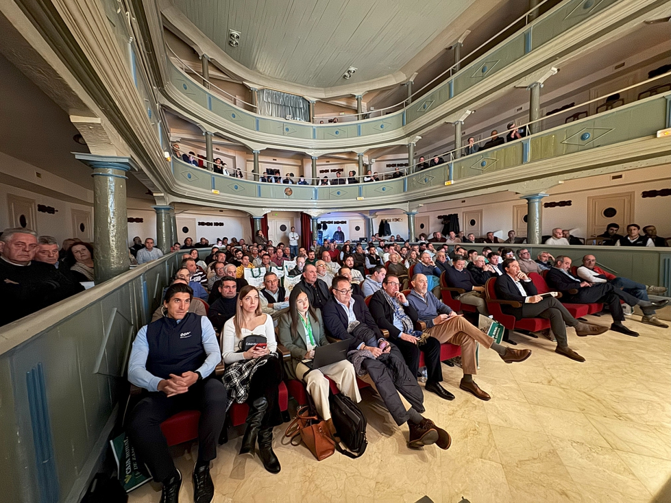 Asistentes a las IV Jornadas de Remolacha en el Teatro Principal Mara Luisa Ponte de Medina de Rioseco. Foto: ACOR...