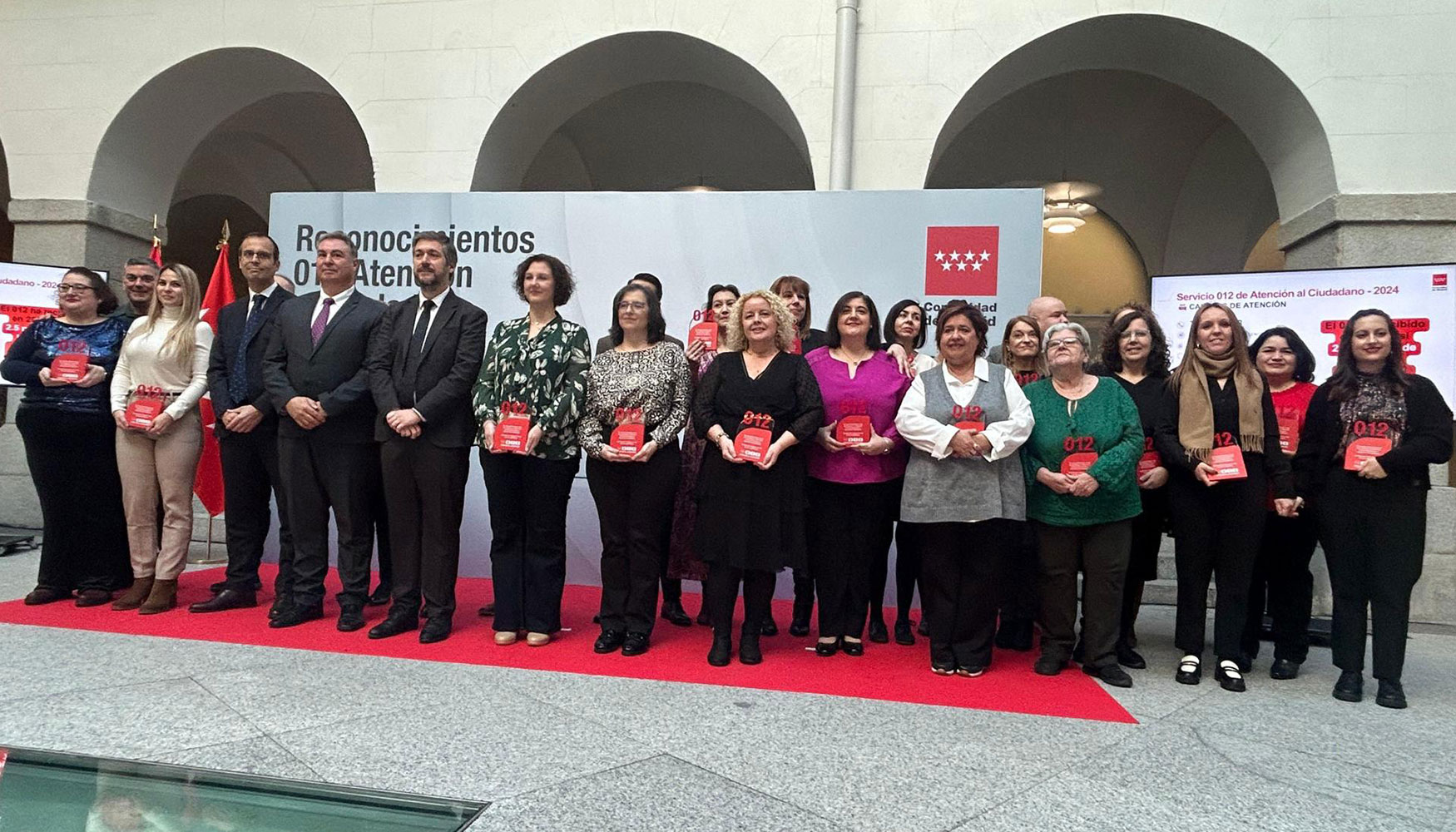 Foto de grupo de los empleados de ILUNION del 012 de Atencin al Ciudadano reconocidos por la Comunidad de Madrid