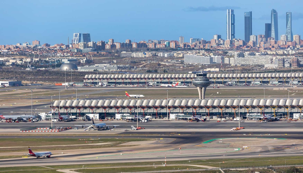 Aviones aterrizando en el aeropuerto Adolfo Surez Madrid Barajas MAD con el horizonte de la ciudad al fondo en Madrid