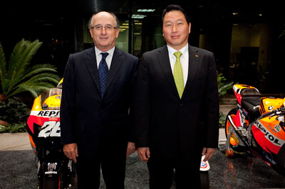 El presidente ejecutivo de Repsol, Antonio Brufau, junto al presidente de SK Group, Chey, Tae- Won