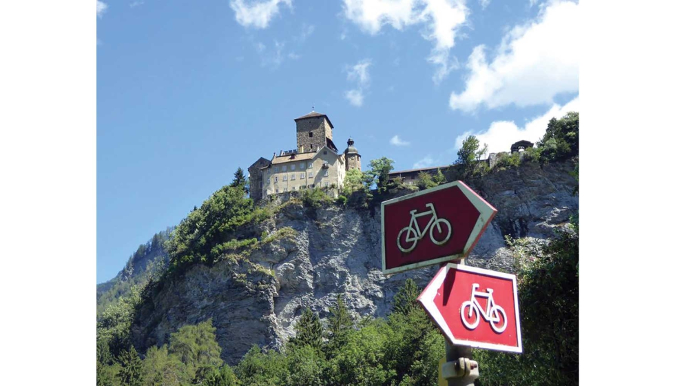 Foto de Rolf Bruckert (Velobuero) del castillo de Ortenstein, Suiza. Lo encontramos en la ruta Chur  Thusis  Martina / Bellinzona...