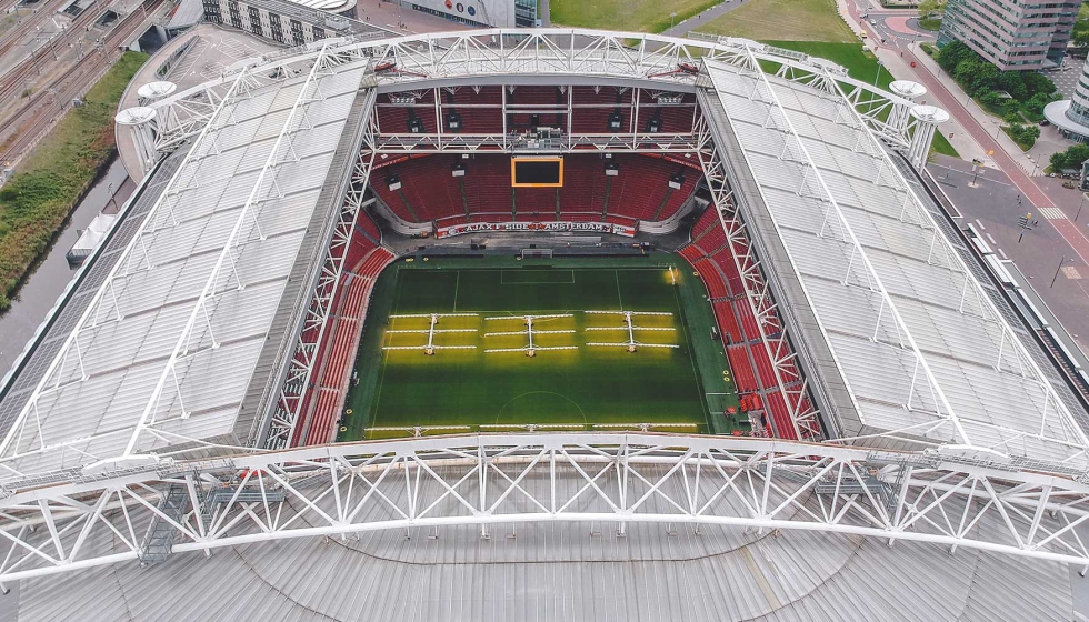 Un ejemplo de una Lexan Thermoclear Multiwall Sheet duradera, ligera y ligera utilizada para la cubierta del Johan Cruyff Arena en msterdam...