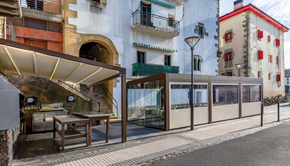 Prgolas instaladas en Xixario: una cubre la brasera y la otra la terraza