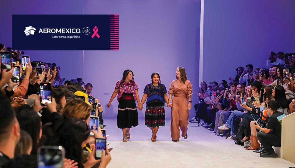 Concepcin Orvaanos con dos de las artesanas colaboradoras en el desfile de la MBFWMx 2024. Foto: Aermxico