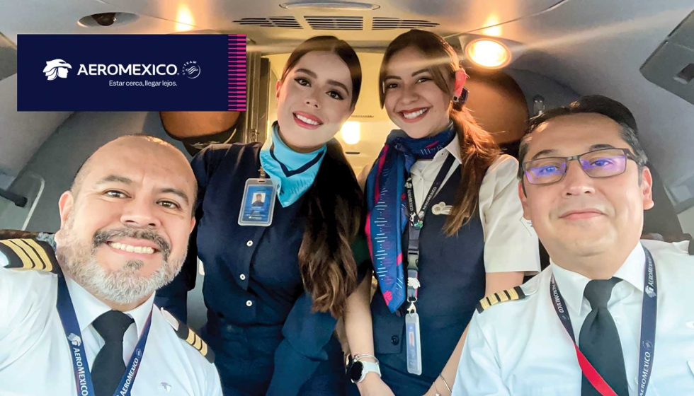 Personal de Aeromxico con los nuevos uniformes. Foto: Aeromxico