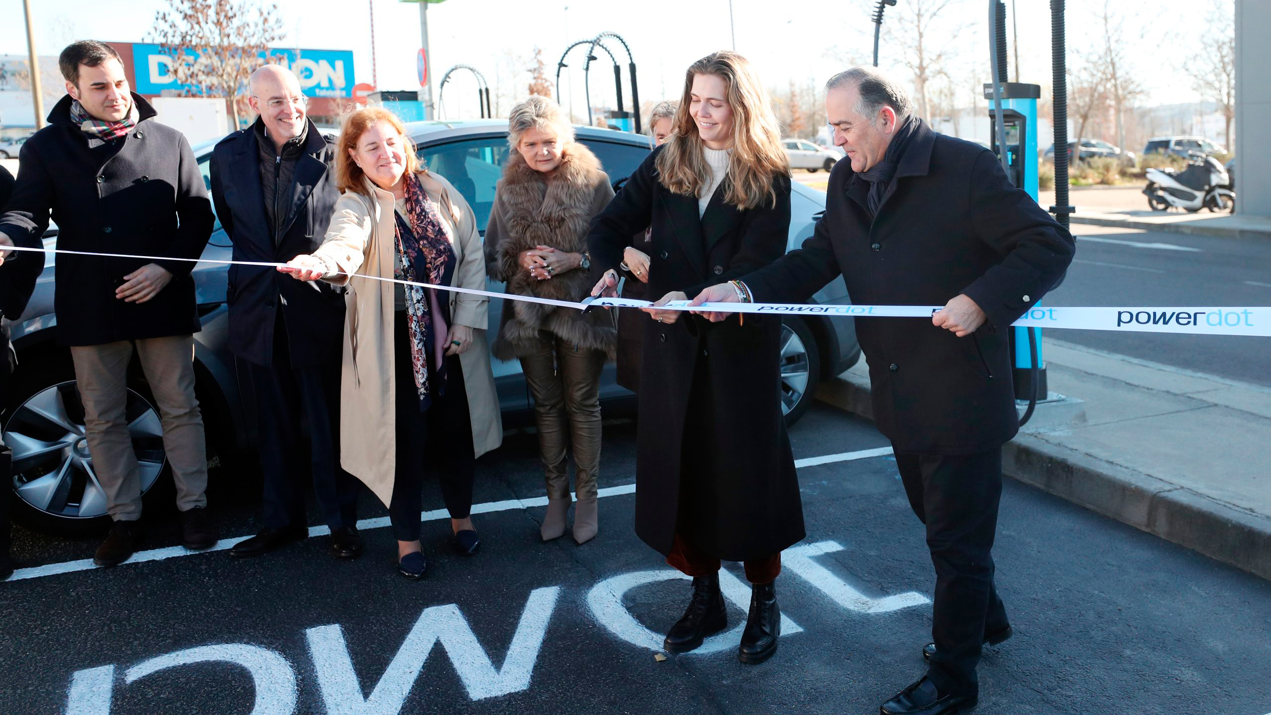 Acto de inauguracin de la estacin de recarga en el Parque Comercial El Gold, Talavera, Castilla-La Mancha