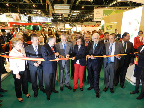 The minister of the bouquet, Rosa Aguilar (in the centre/center), went the attendant to inaugurate Fruit Attraction