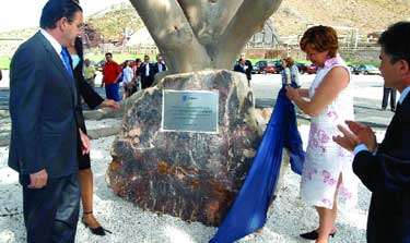 La alcaldesa, Pilar Barreiro descubre la placa conmemorativa de la inauguracin de la planta...