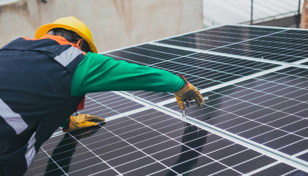 Instalacin de placas solares en el tejado de una vivienda-imagen extrada de Pexels