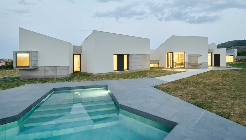 Fachada de vivienda i bordes de piscina elaborados con la cermica de Faveker