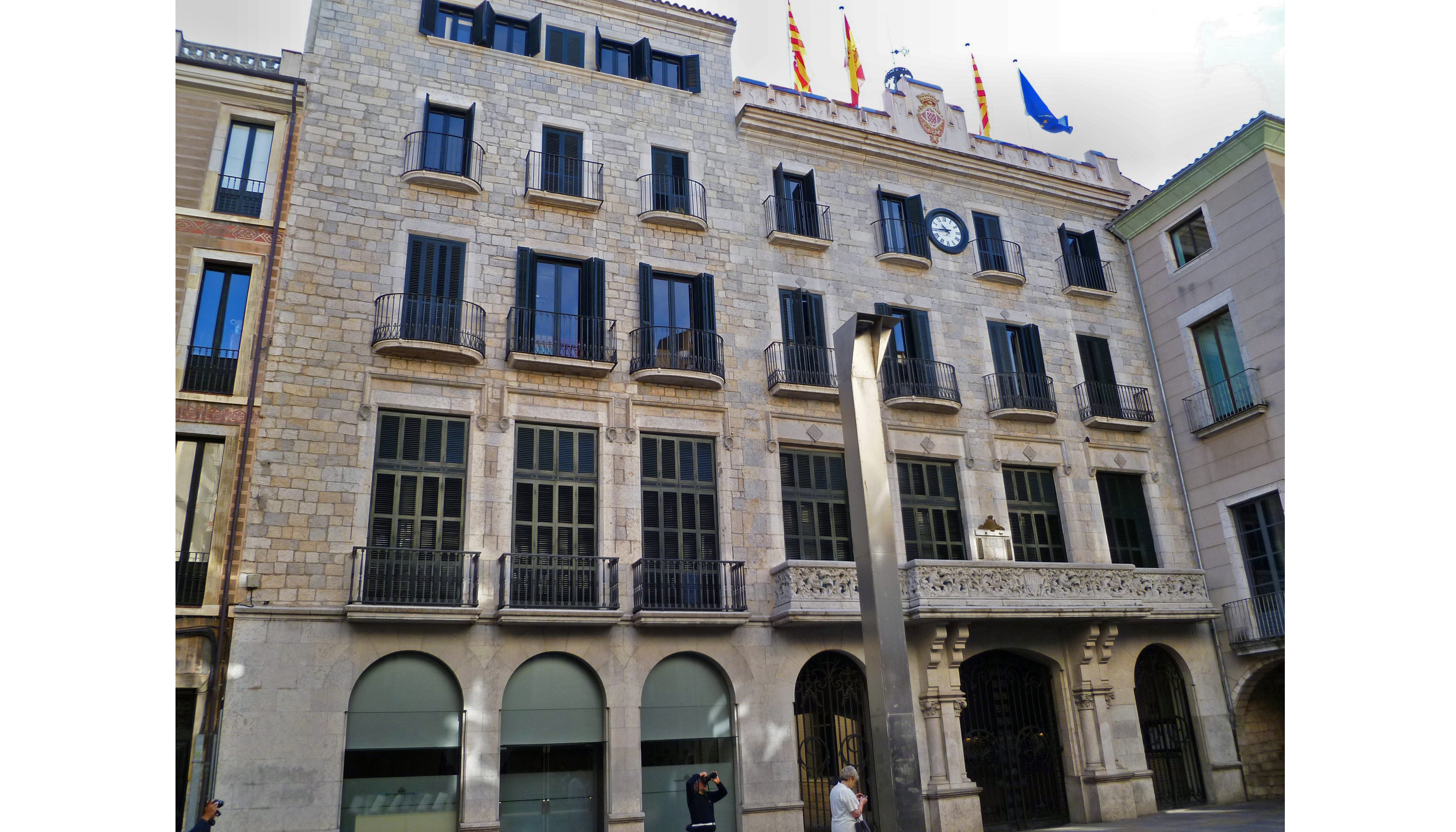 fachada del Ayuntamiento de Girona. Foto: Georges Jansoone (JoJan)