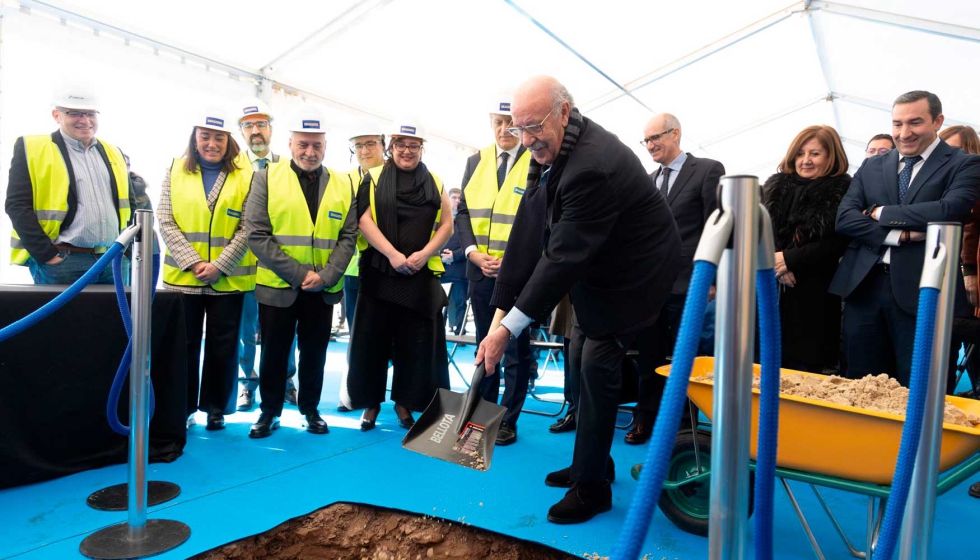 El salamantino Vicente del Bosque echndo la primera palada