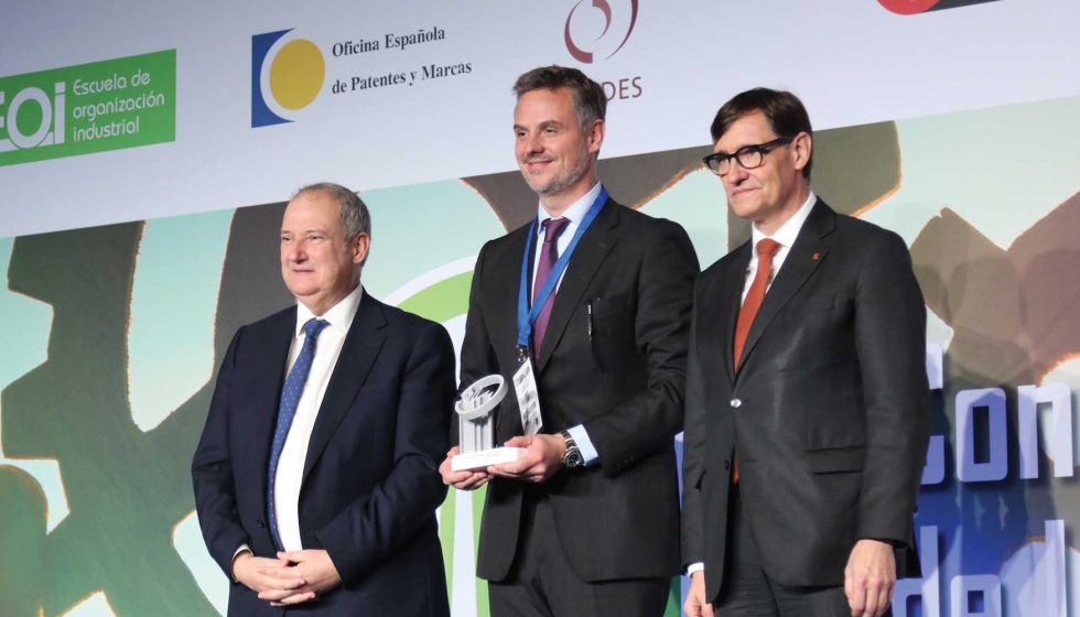 lvaro de la Haza, vicepresidente Ejecutivo de Cosentino junto a Jordi Hereu, ministro de Industria y Turismo (izquierda) y Salvador Illa...