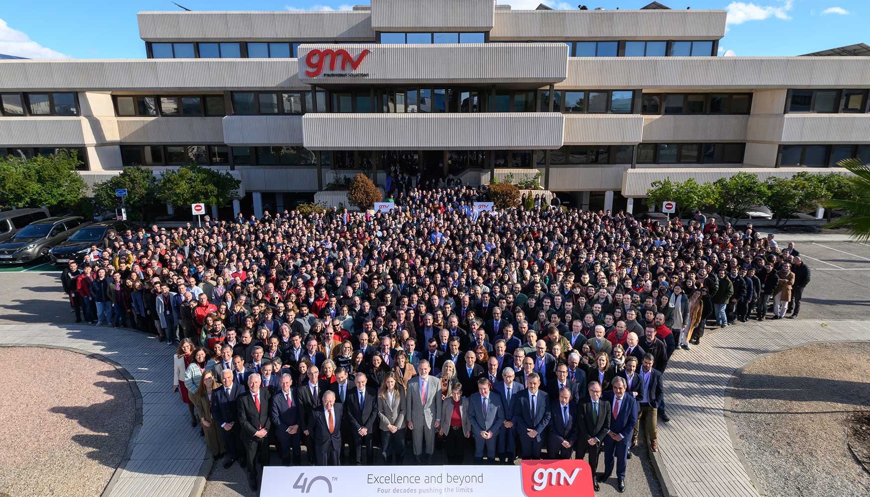 Fotografa de Felipe IV con un numeroso grupo de empleados de GMV