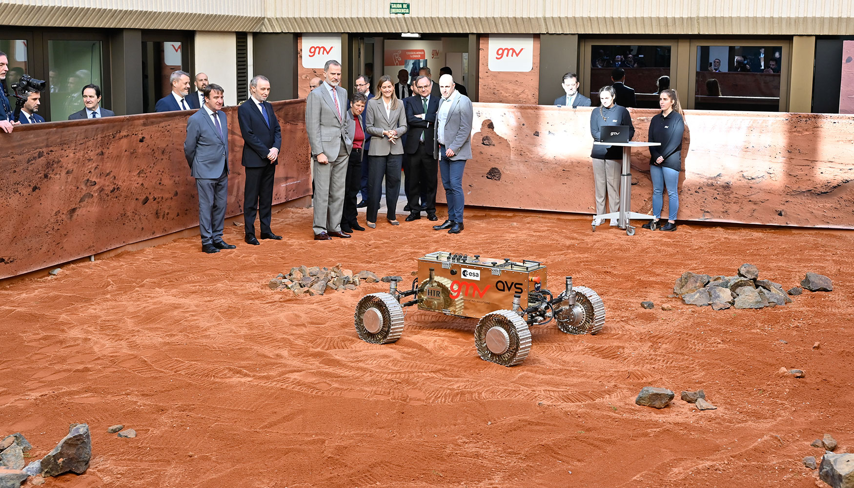 El Rey asistiendo a la demostracin en el terrario de pruebas de robots espaciales