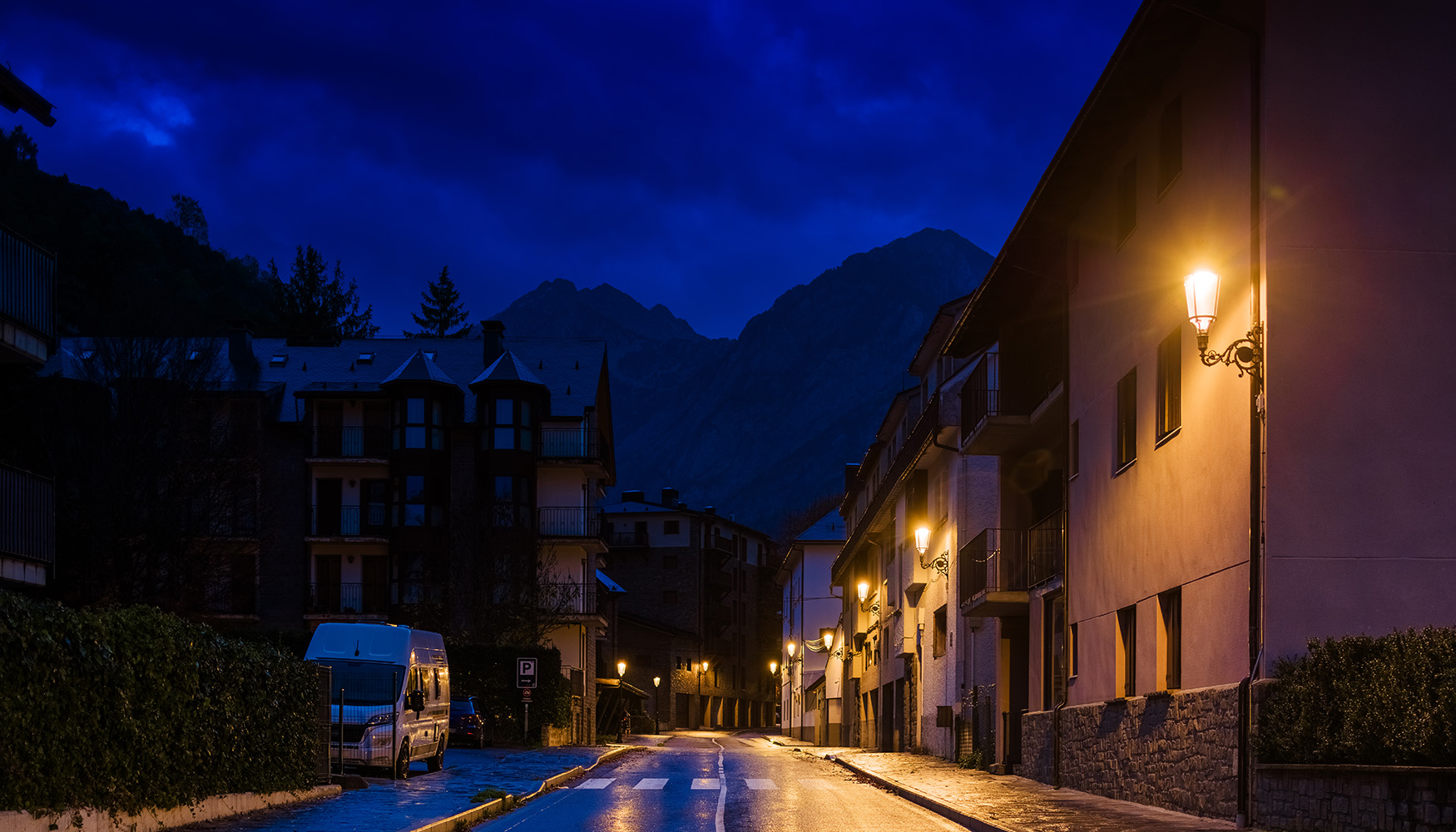 Vista nocturna de Panticosa, iluminada con luminarias Siglo XLA que preservan la oscuridad del cielo y realzan su encanto tradicional...