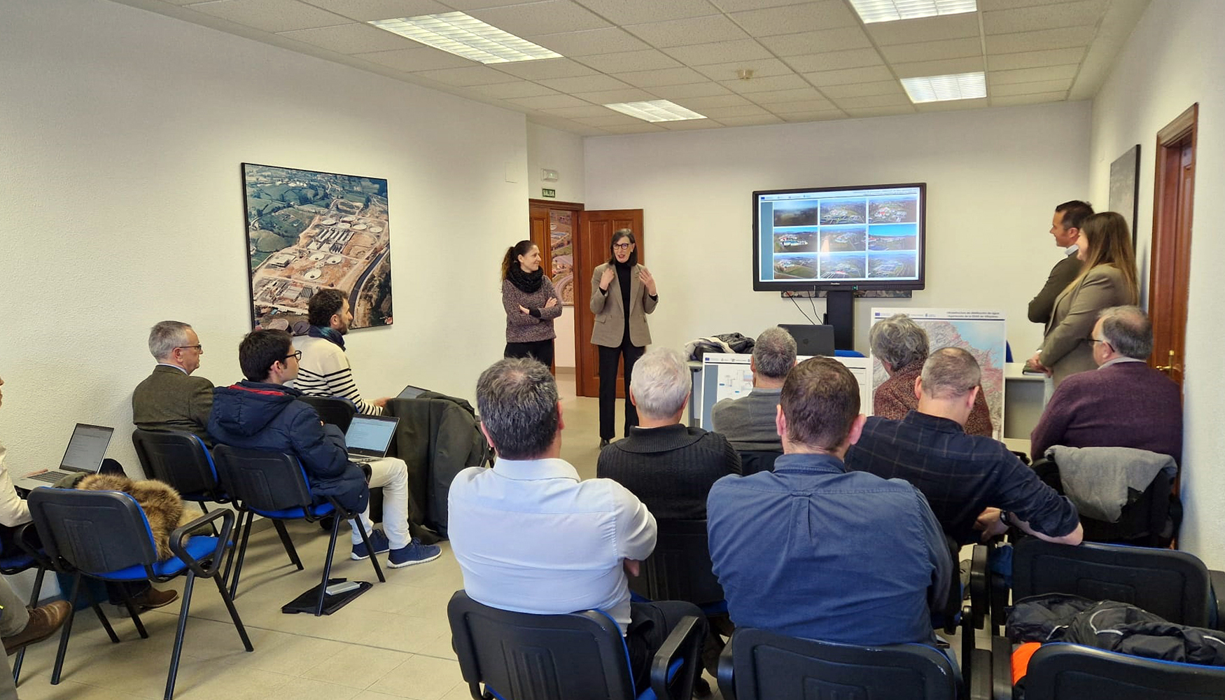 La directora general del Agua, Vanesa Mateo, y la consejera de Transicin Ecolgica, Industria y Desarrollo Econmico del Gobierno de Asturias...