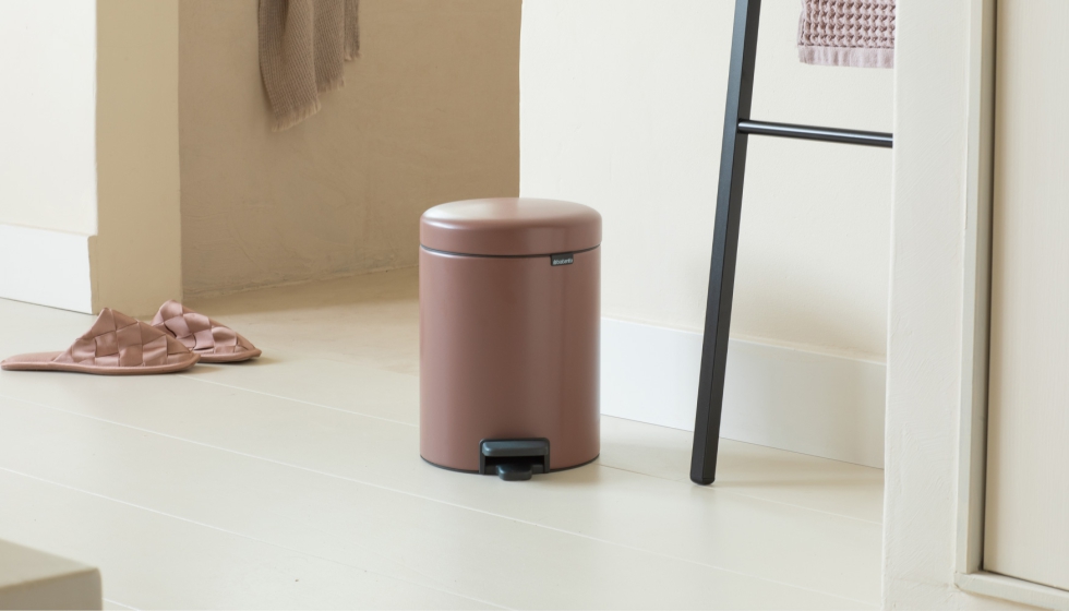 Cubo NewIcon 5L de Brabantia en color Satin Taupe