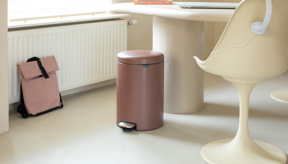 Cubo Bo Touch Bin 20L de Brabantia en color Satin Taupe